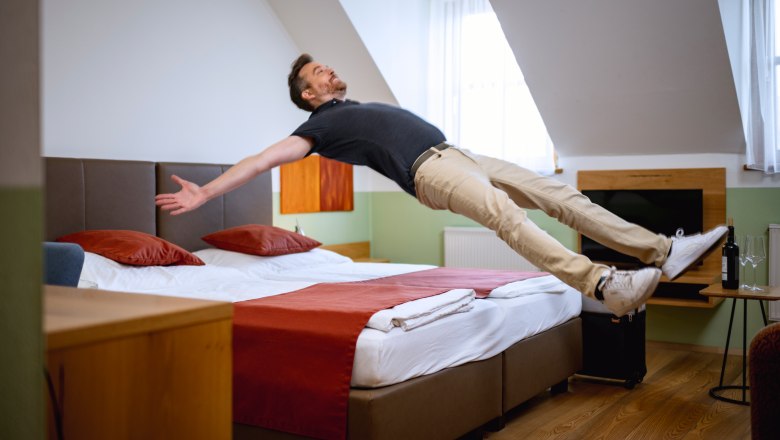 Double room winery & guest room Edelmann, © Martina Siebenhandl Double room winery & guest room Edelmann, man jumps on bed