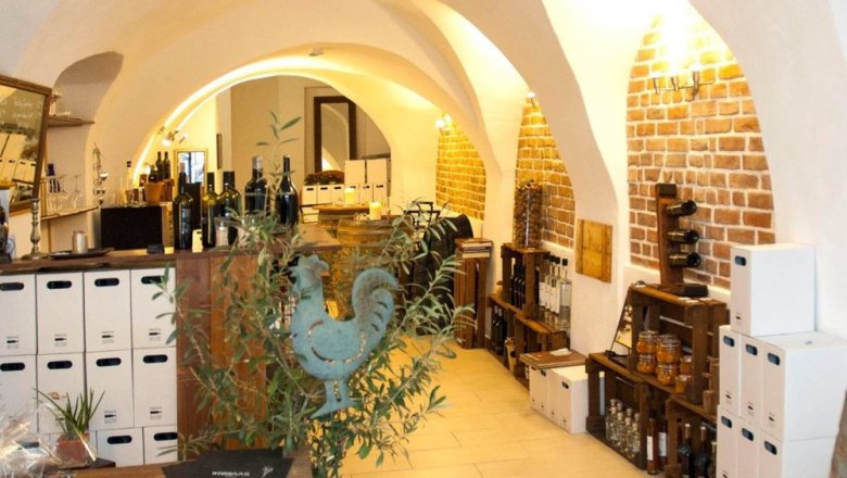 The regional wine shop for the Krems Valley ("Kremstal" in German), © Weinhimmel Interior view of a wine shop with brick walls and wine bottles.