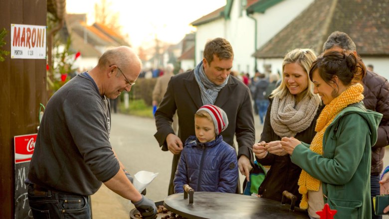 Hot roasted chestnuts – simply wonderful!, © Weinviertel Tourismus/Astrid Bartl