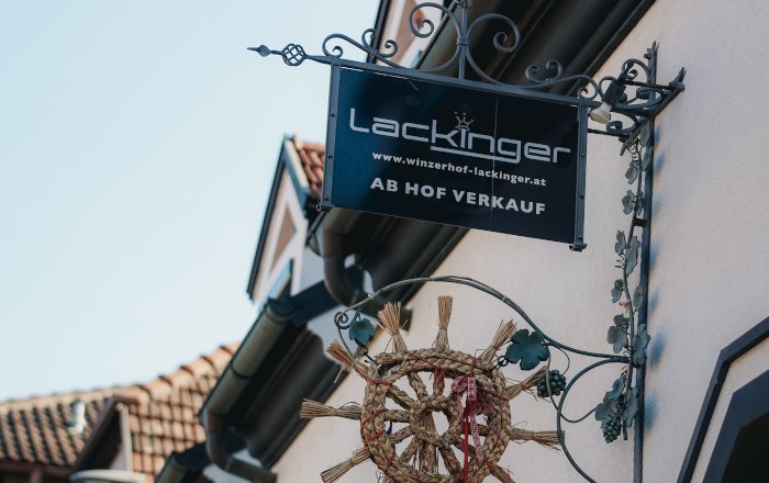 WinzerhofLackinger-Schild, &copy; Clemens Tiefenb&ouml;ck