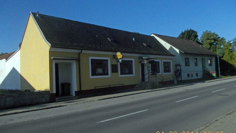 Gasthof Kramreiter, © Familie Kramreiter Yellow building with inn sign on a road.