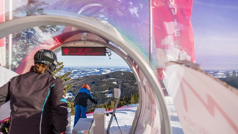 Skiers at the start of a piste in the Mönichkirchen-Mariensee ski area.