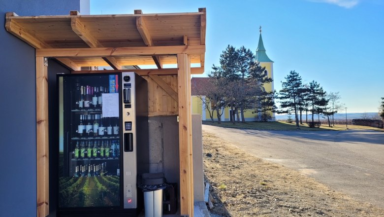 Wine and grape juice vending machine, © Weingut Schüller