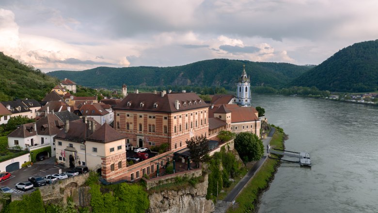 Hotel Schloss Dürnstein, © Niederösterreich Werbung / Maximilian Pawlikowsky Aerial view of Dürnstein Castle on the Danube with surrounding landscape.