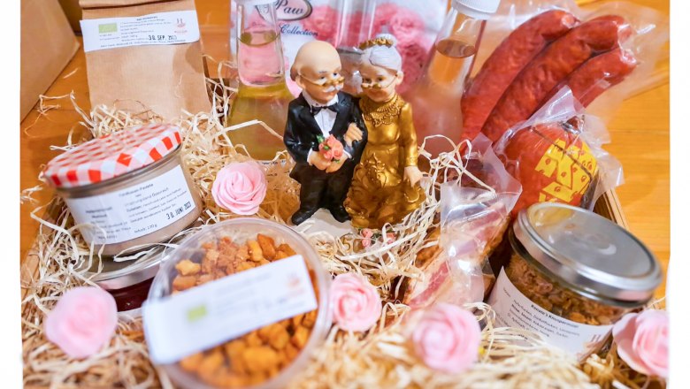 Gift box with food and figurines of an elderly couple.