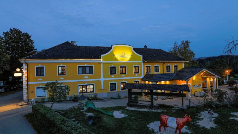 Perbersdorfer wine tavern and hotel, &copy; Perbersdorfer Heuriger und Hotel