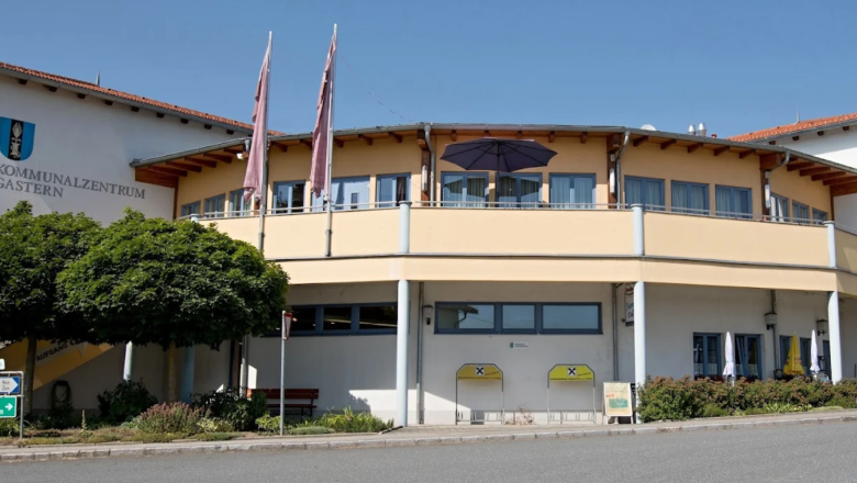 Exterior view of the Gastern Municipal Center with blue windows and yellow façade.