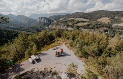 Zwei Wanderer machen Pause auf einer Bank vor dem 20 Schilling Blick
