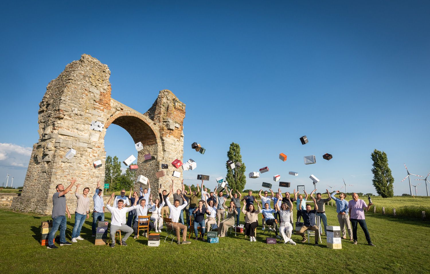 Group photo of Rubin Carnuntum winegrowers in front of the Heidentor