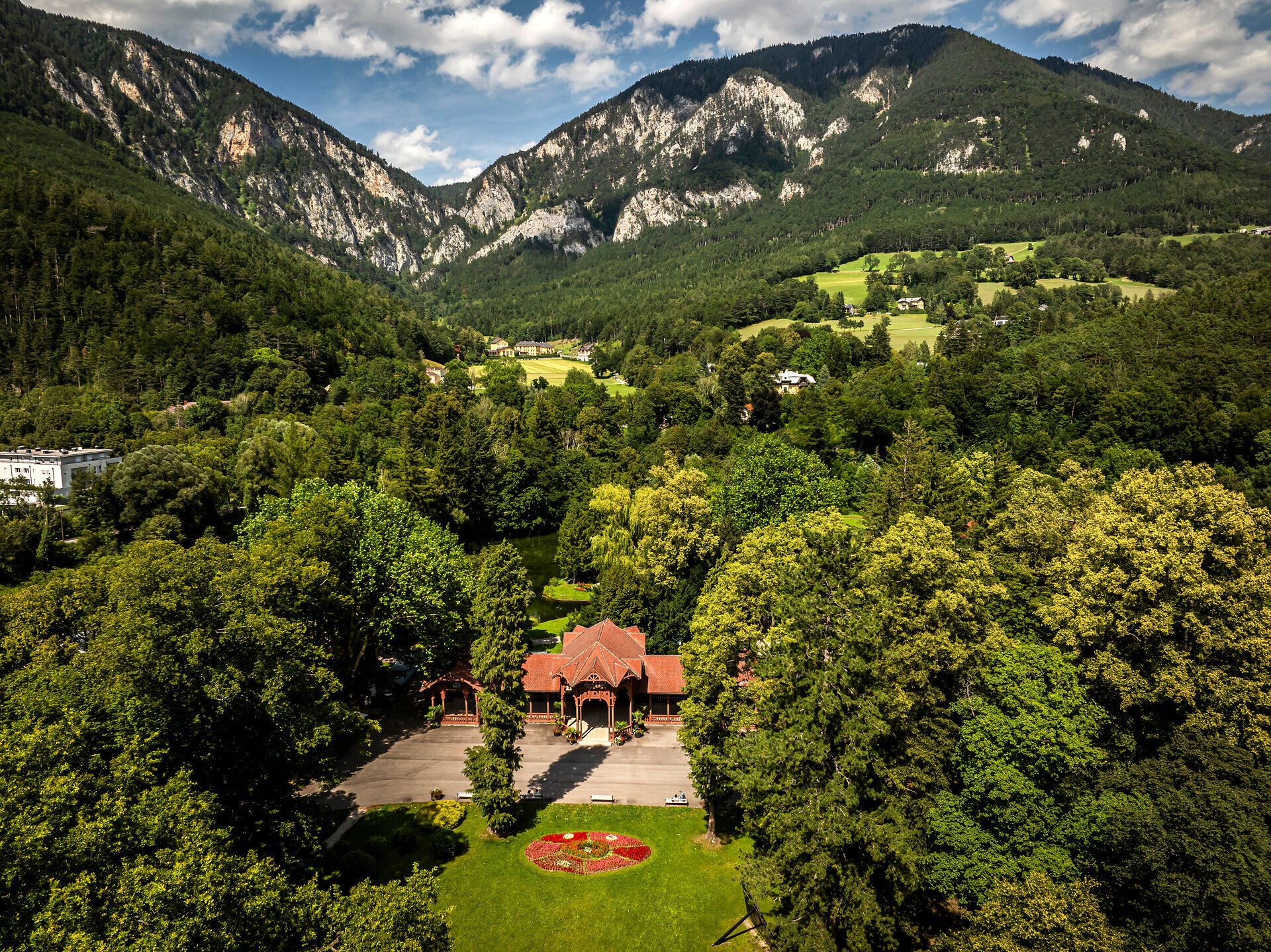 Surrounded by majestic mountains and lush greenery, the idyllic landscape invites you to enjoy unforgettable experiences. The rolling hills and the bright blue sky create the perfect backdrop for relaxing days in nature. Here, where the beauty of the Vienna Alps can be experienced, you can feel the peace and magic of the mountains.