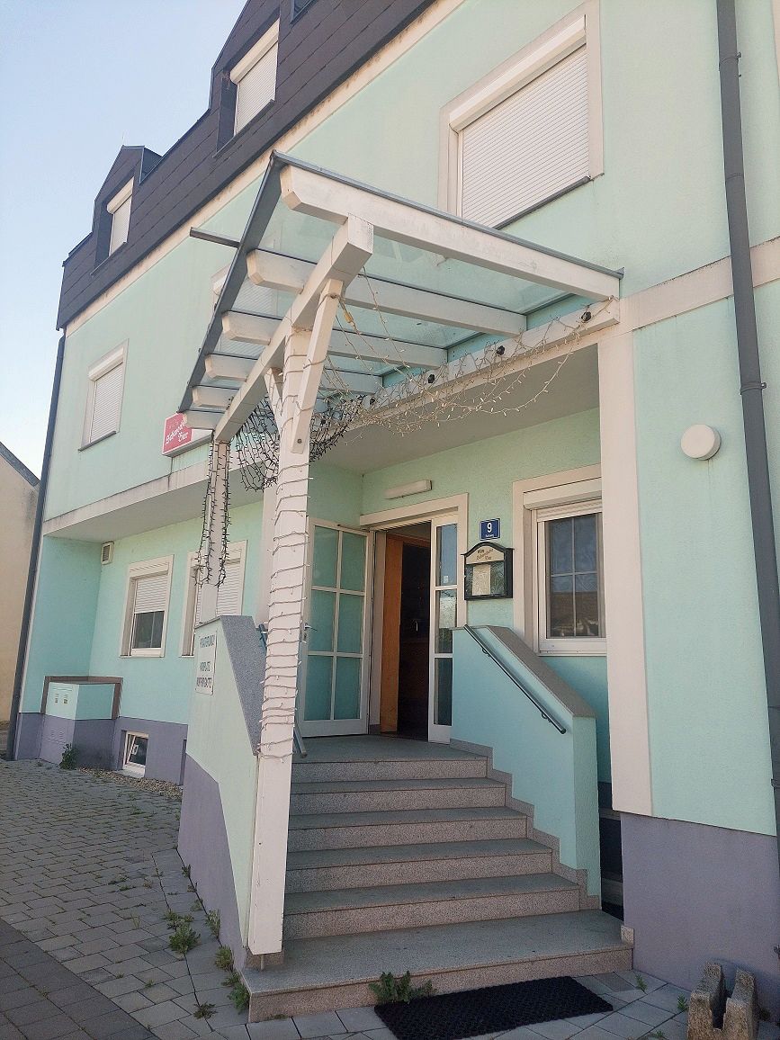 Entrance with stairs Gasthof Schmied-Smolka 