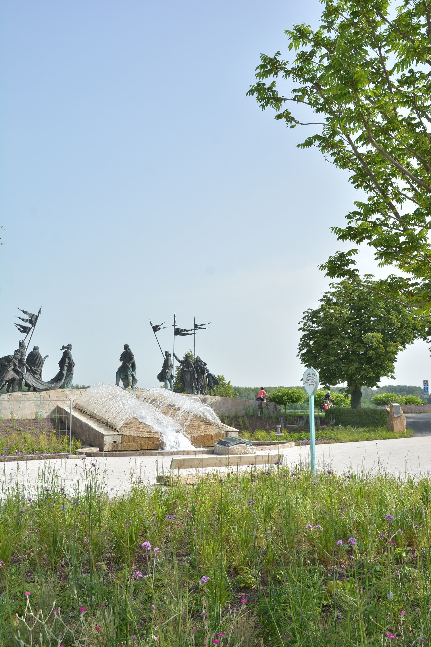 Flowerbed with Nibelungen fountain in the background 