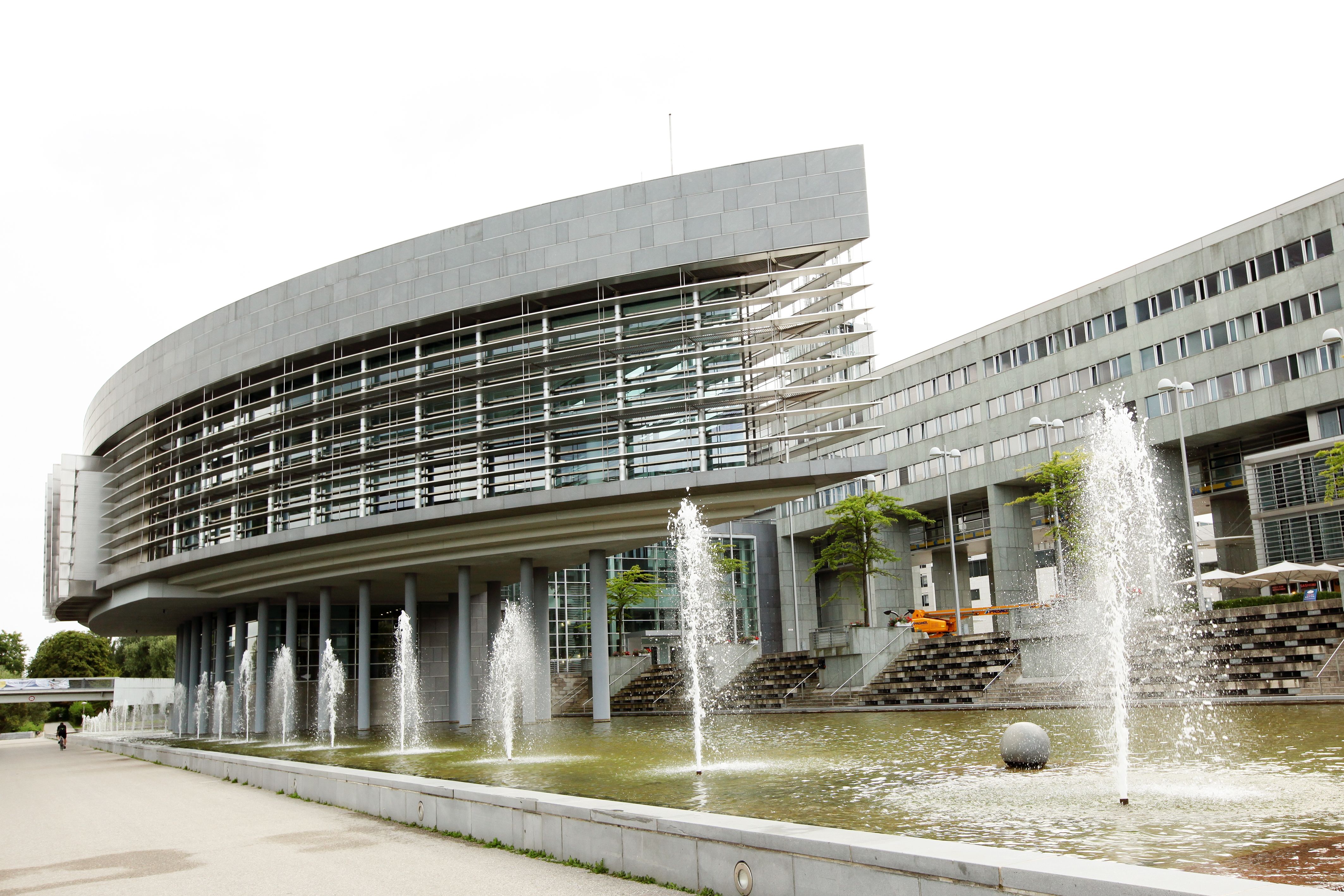 The Landhaus St. Pölten with modern building structures and a fountain in the foreground.