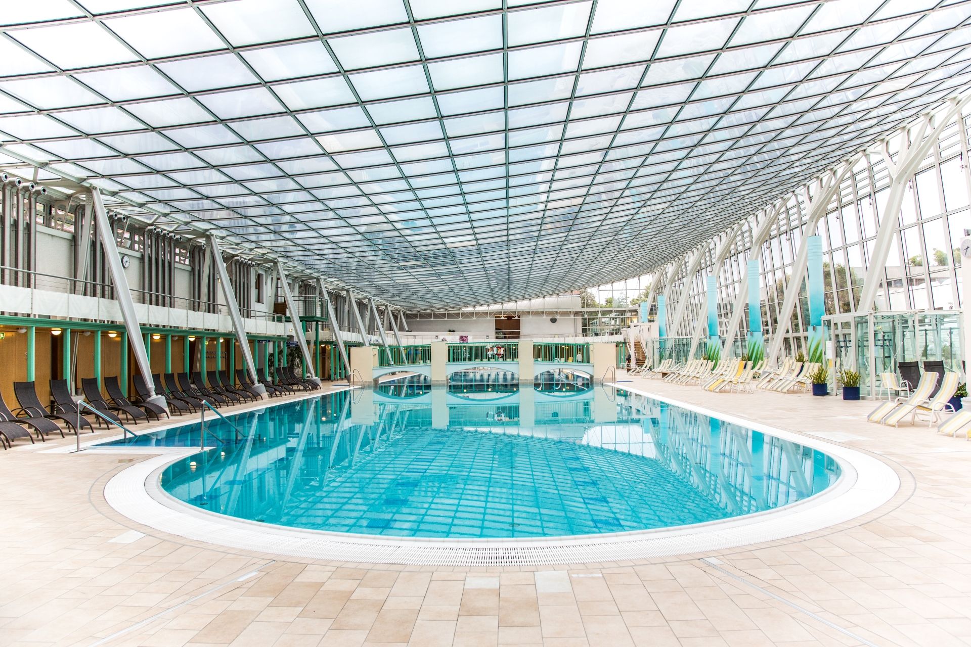 Innenansicht der Römertherme Baden. Innenpool und Liegemöglichkeiten unter einer Glaskuppel.