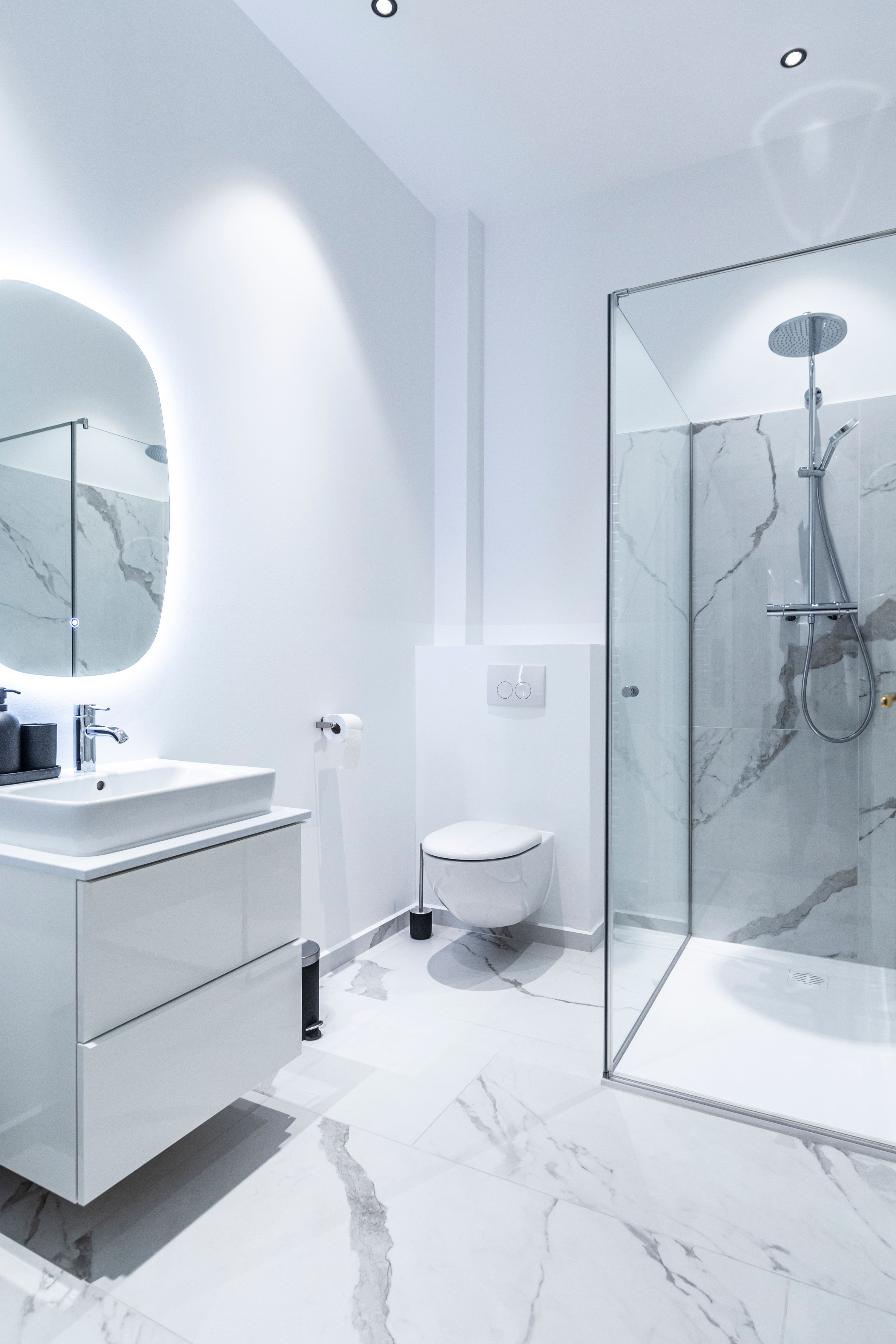 Modern bathroom with shower, toilet and washbasin.
