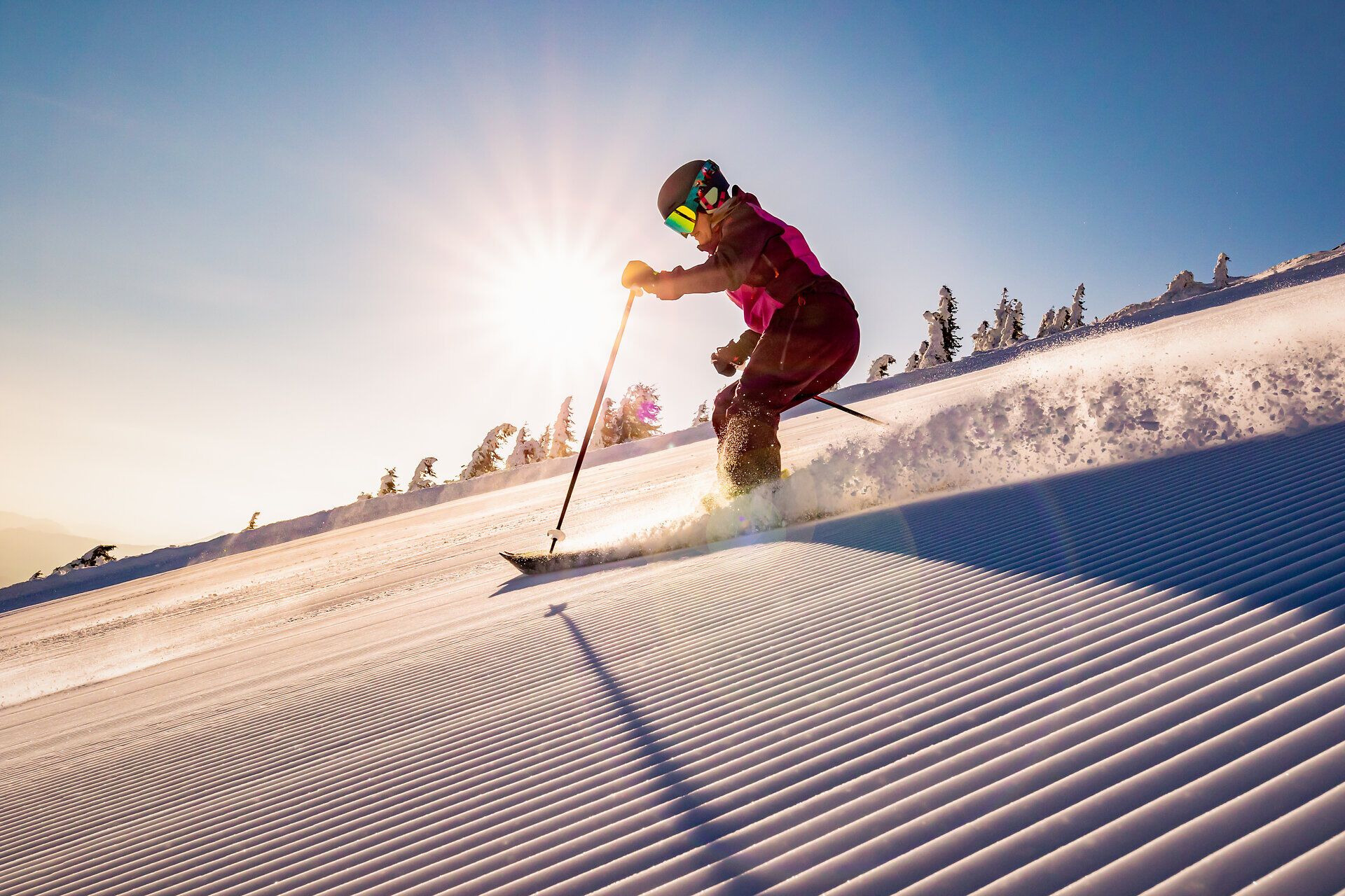 Der frühe Morgen am Hochkar verzaubert mit glitzerndem Schnee und einem atemberaubenden Sonnenaufgang. Skifahrer gleiten über die perfekt präparierten Pisten und genießen die frische, klare Luft, während die ersten Sonnenstrahlen die Landschaft in goldenes Licht tauchen.