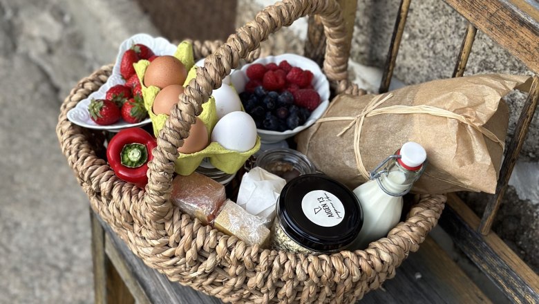 Breakfast basket, &copy; Mathias Lixl / lixl.com