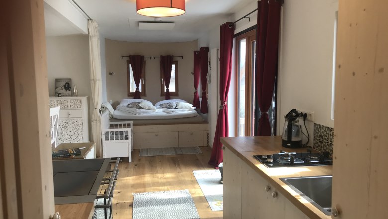 Rose red living and sleeping area, © Bauer-Wolf