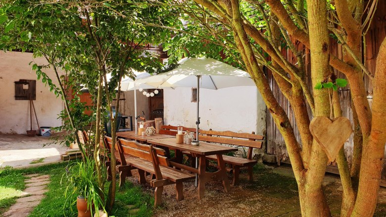 The inner courtyard, &copy; Die Alm in Sch&ouml;llb&uuml;chl, Stefanie Reisenberger