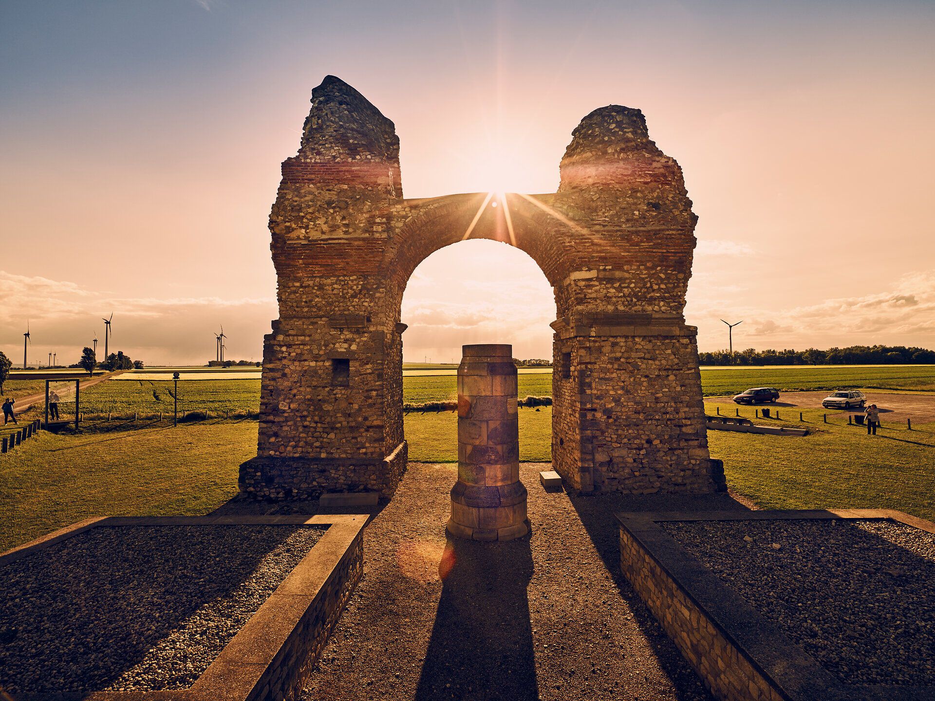 The Heath Gate rises majestically against the bright blue sky, while the sun shines through the craggy stones. Surrounded by rolling meadows and the gentle sound of the wind, this historic site invites you to discover the fascinating history of the region. A perfect place for an unforgettable summer excursion.