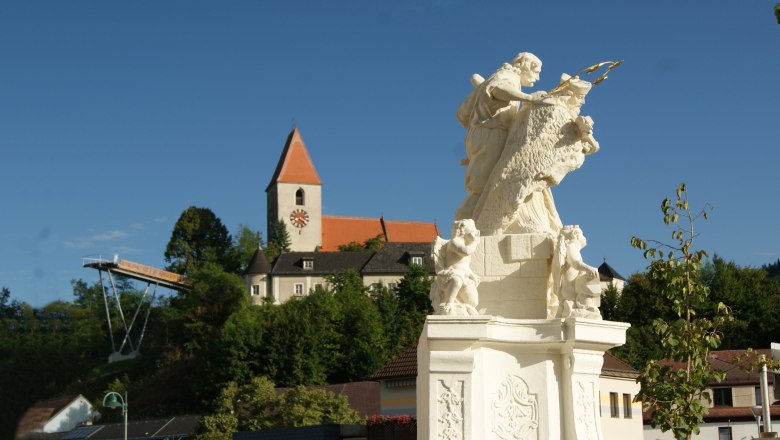 Statue in front of the church in Kirchberg an der Pielach.