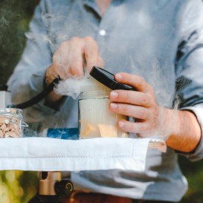 Smoking cheese with wood from the Vienna Woods., © Wienerwald Tourismus/Louis Geister