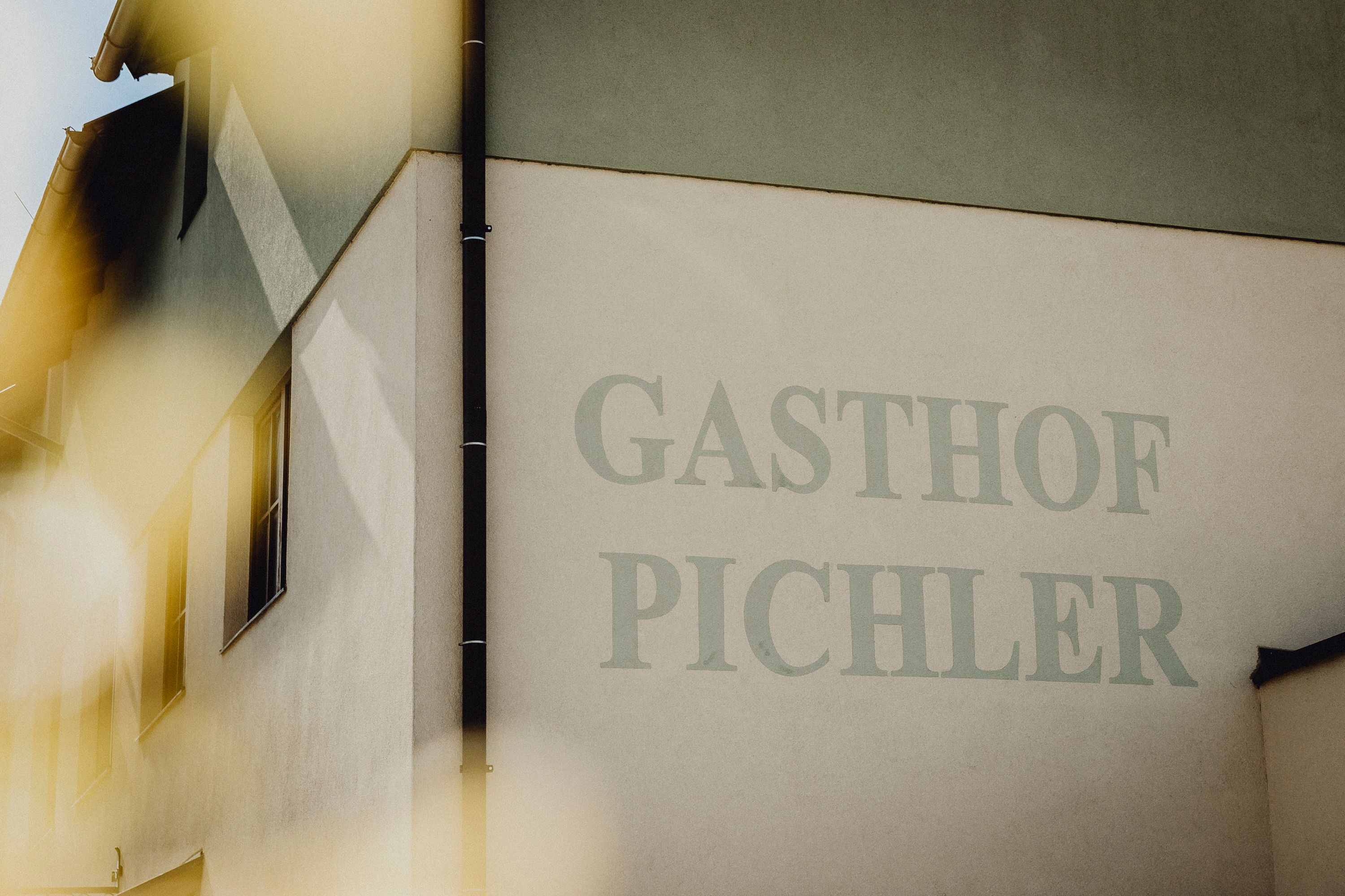 Facade of a building with the inscription 'Gasthof Pichler'.