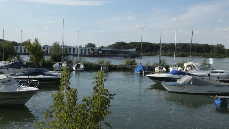Boats in the harbor of the Muckendorf yacht club on a sunny day.
