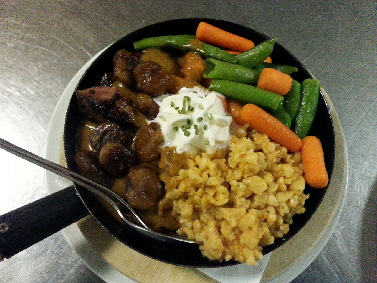 Pan-fried dish with meat, vegetables, spaetzle and cream.