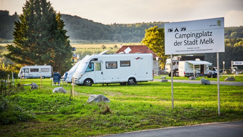 Campsite in Melk with mobile homes and a sign in the foreground.