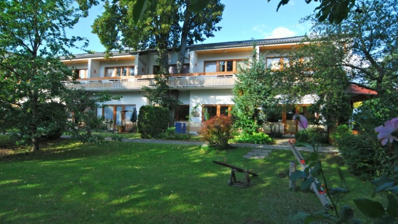 Apartment Hotel Witzmann, © Witzmann Witzmann apartment hotel with garden and trees.