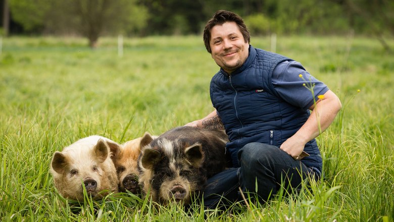 Christian and the Kune Kune pigs at the Edermühle: stroking pigs lifts the spirits, © Arvid Uhlig