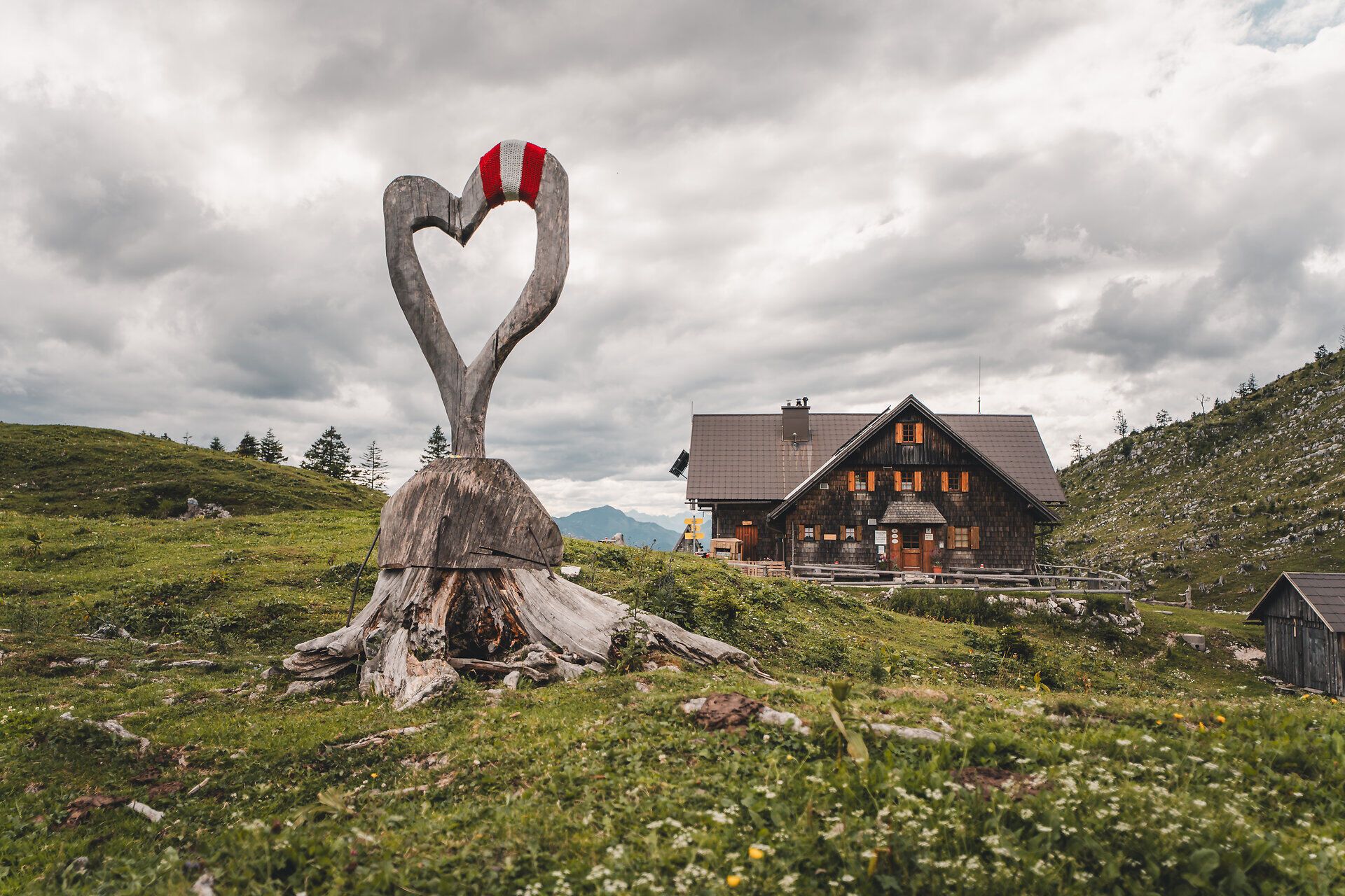 Ybbstalerhütte as an excursion hut on the Dürrensteinalm in the Mostviertel.