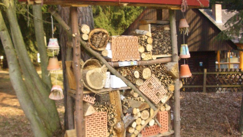 Insect hotel built during vacation play in the nature park, © Naturpark Geras