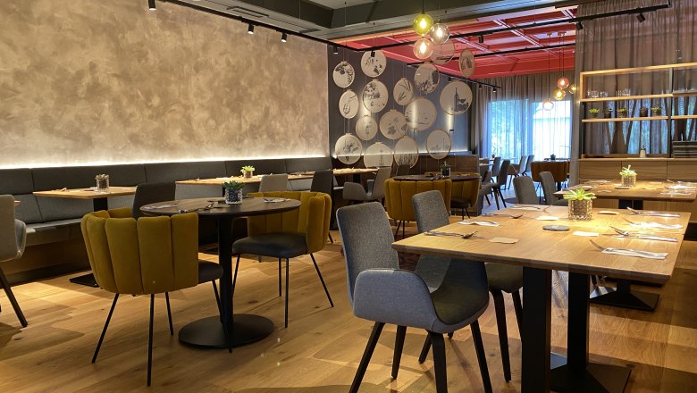 Restaurant and wine bar, © Felix Sommer Modern restaurant with stylish furnishings, wooden tables and cozy chairs.