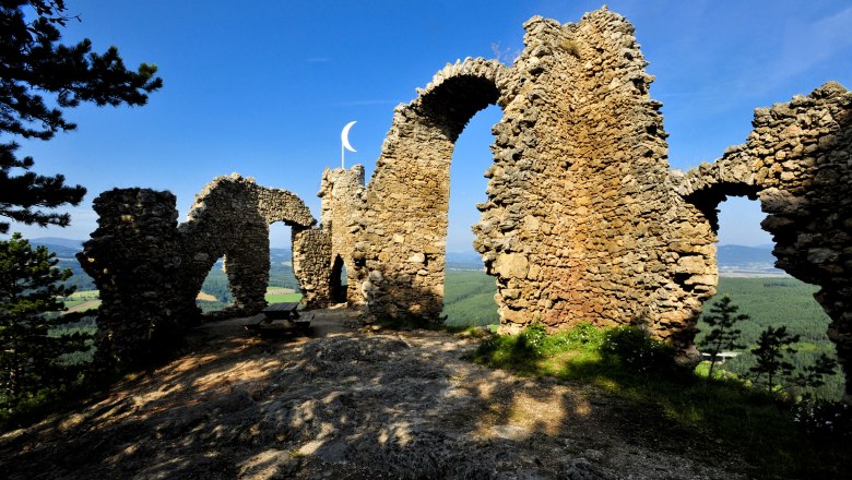Ruins of Türkensturz Castle with blue sky in the background.
