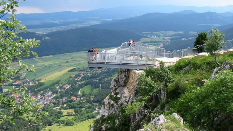 Viewing platform on the Hohe Wand with a view of the valley.