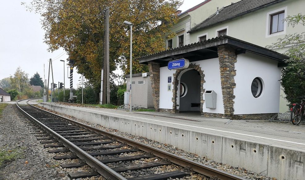 Small station with tracks and waiting shelter in Zöbing.