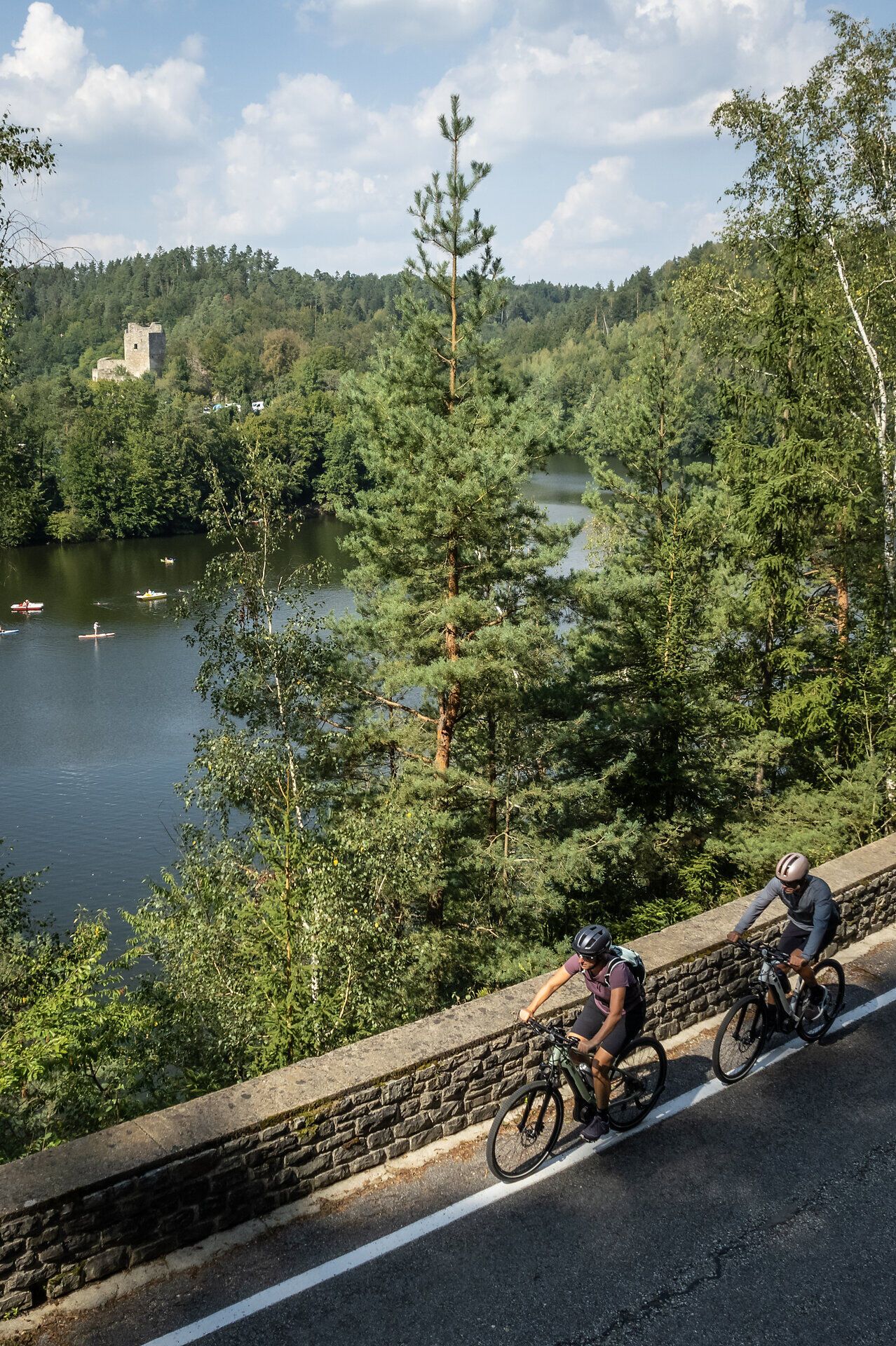 The rolling hills and the glistening Dobra reservoir invite you to enjoy unforgettable experiences in nature. Cyclists glide relaxed along the picturesque shore, while the lush trees provide shade and the fresh air invites you to take a deep breath.