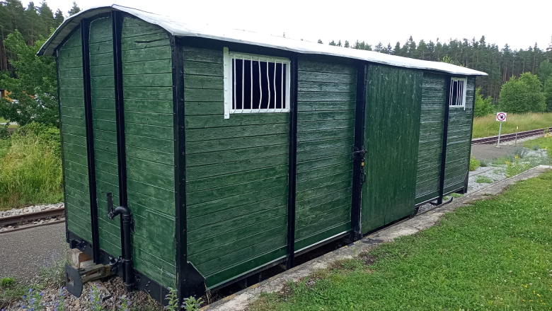 Wagon on the green area, &copy; Anita Kelih