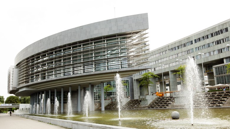 The Landhaus St. Pölten with modern building structures and a fountain in the foreground.