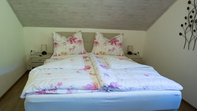 Spacious bedroom with balcony, &copy; Gerlinde Hofmaier