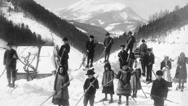 Kid's ski class in Annaberg in 1910, © Zdarsky Skimuseum Lilienfeld