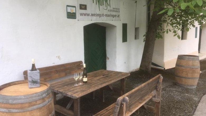 under the walnut tree in front of the Maringer cellar, &copy; Weingut Maringer