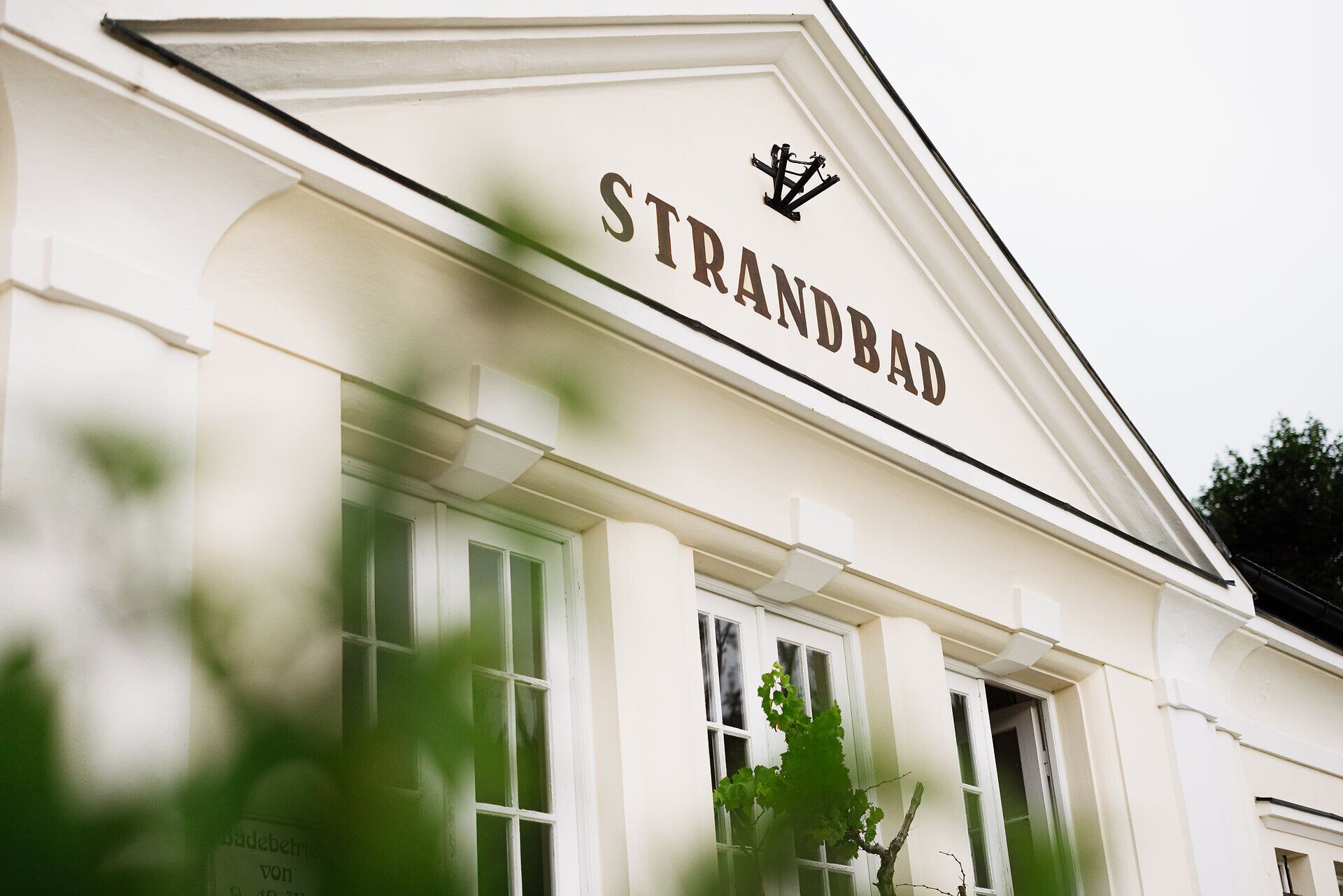 With its charming architecture and tranquil atmosphere, the Alpenstrandbad Edlach invites you to linger. Surrounded by lush greenery and the majestic backdrop of the Vienna Alps, this place is a perfect destination for those seeking relaxation and nature lovers.