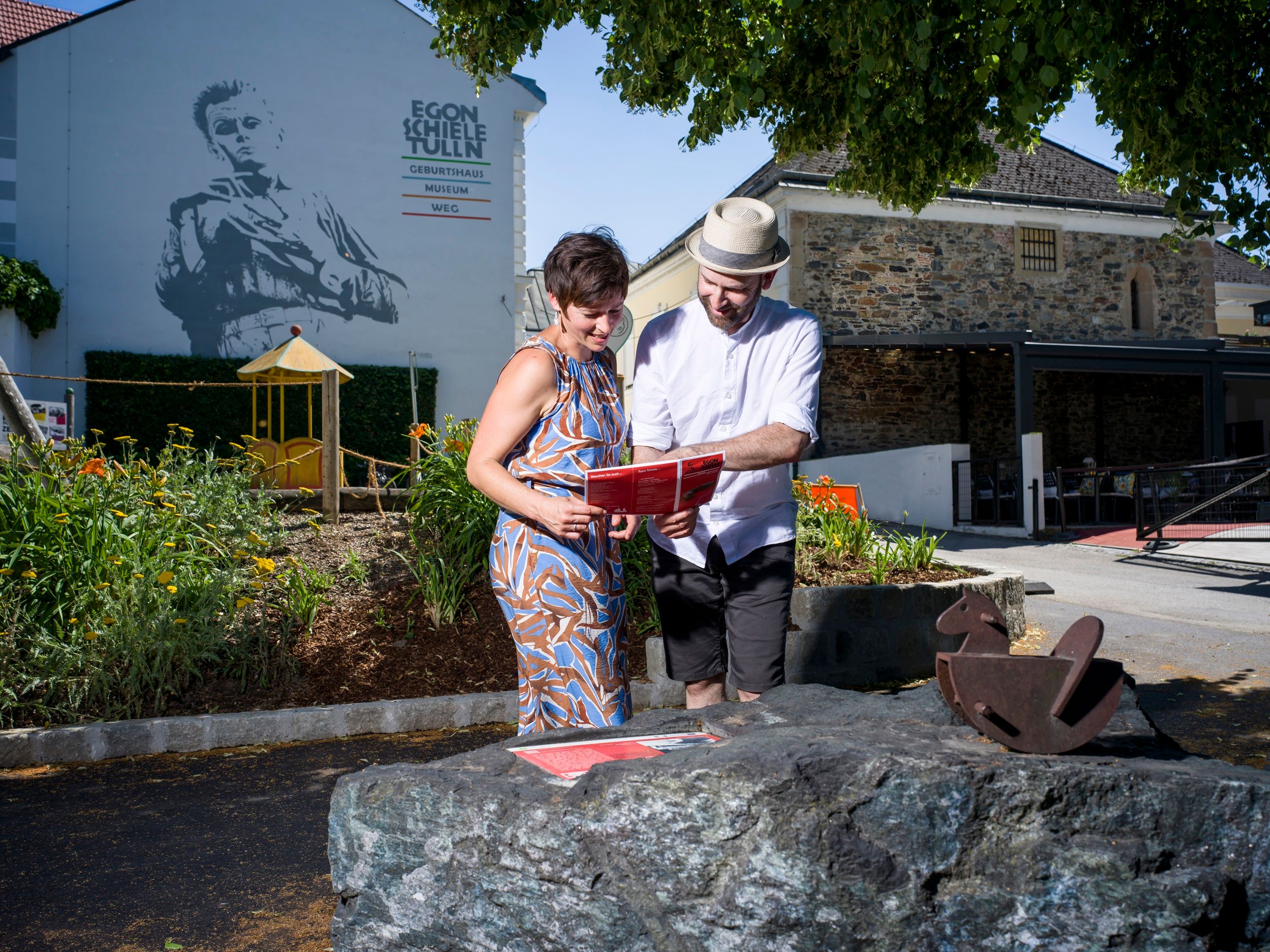Couple on Schiele Weg in Tulln