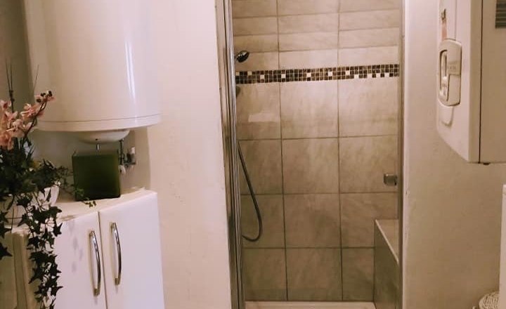 Bathroom in the studio apartment, © Kerstin Weißenböck