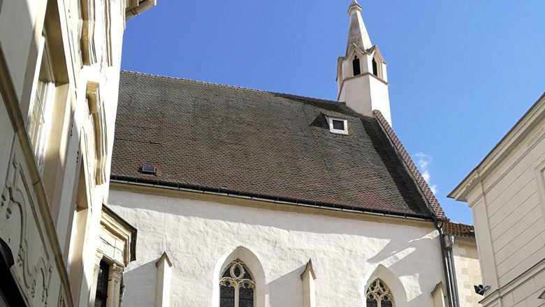 Bürgerspitalskirche in Krems with a pointed tower and Gothic windows.