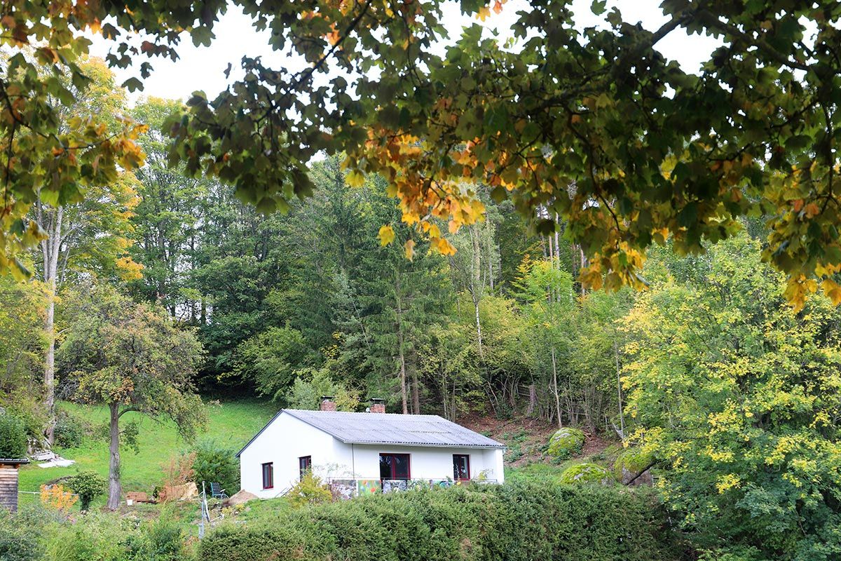 ur_house_exterior_autumn_leaves_3232