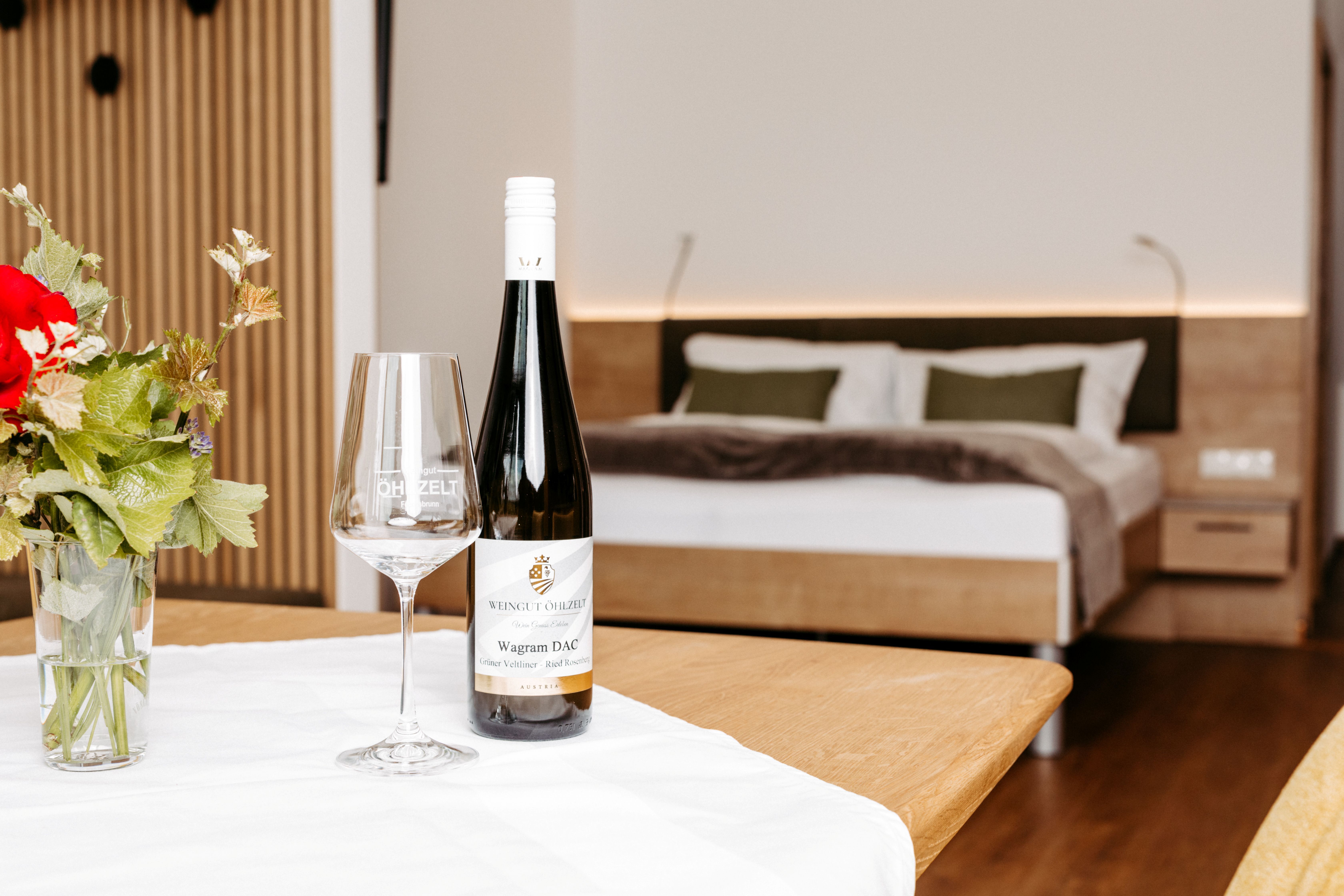 Vacation at Wagram: A modern guest room with a double bed, local wine, and a cozy, relaxing atmosphere.
